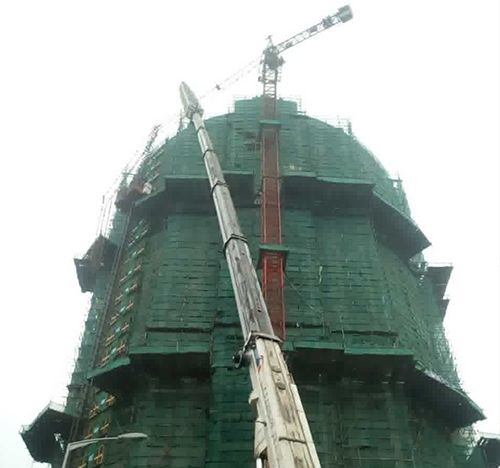 石棉吊车在工地上作业